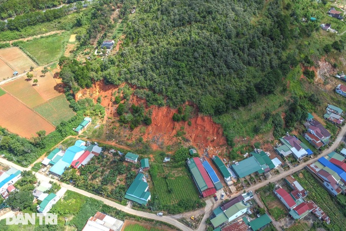Lam Dong households at risk of landslides - 1