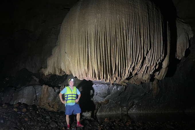 New cave with with stunning stalactites found in Quang Binh - 2