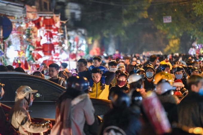 Hanoi street attracts visitors on Christmas Eve - 6