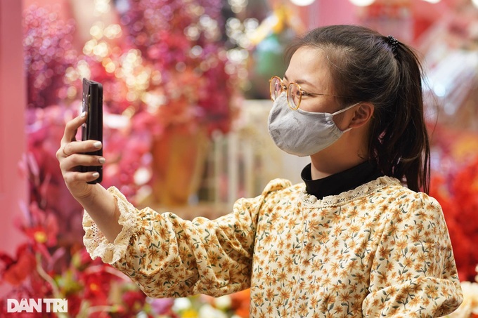 Hanoi streets colourful ahead of Tet - 8 Hanoi streets colourful ahead of Tet - 8