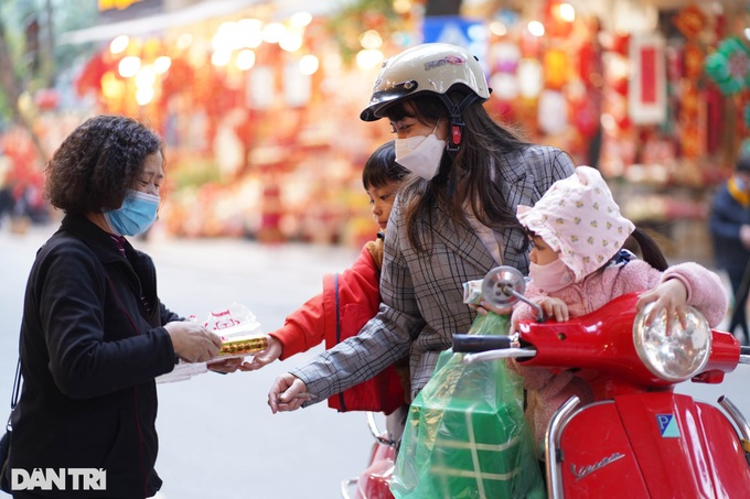 Hanoi streets colourful ahead of Tet - 6 Hanoi streets colourful ahead of Tet - 6