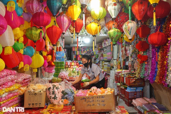 Hanoi streets colourful ahead of Tet - 2 Hanoi streets colourful ahead of Tet - 2