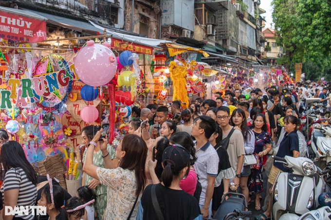 Hanoi street crowded ahead of Mid-Autumn Festival nears - 1 Hanoi street crowded ahead of Mid-Autumn Festival nears - 1