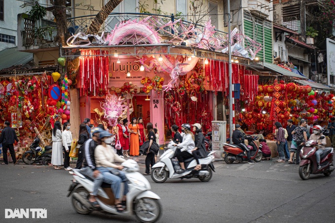 Hanoi street bustling with Tet atmosphere - 5