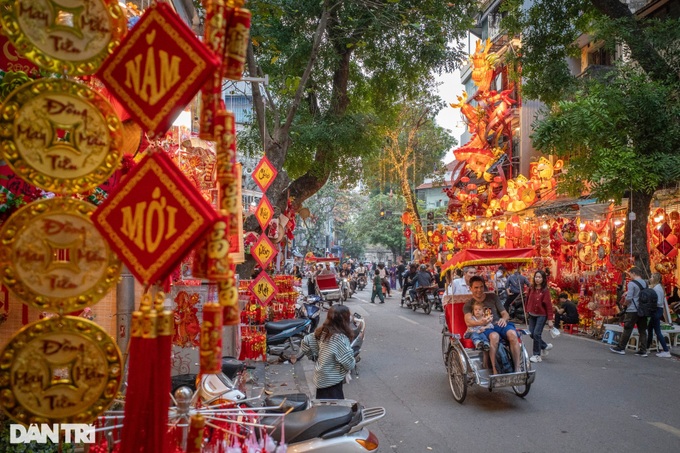 Hanoi street bustling with Tet atmosphere - 2