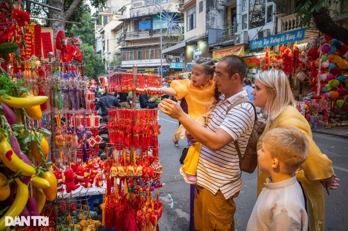 Hanoi street bustling with Tet atmosphere - 8