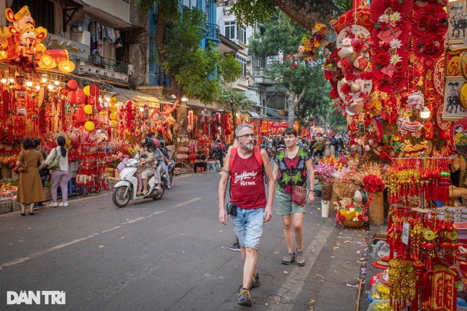 Hanoi street bustling with Tet atmosphere - 1