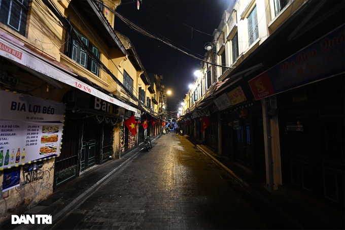 Hanoi closes street food stalls, coffee shops for Covid-19 prevention - 1