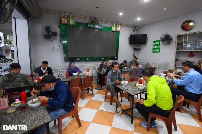 Hanoi restaurants busy on reopening day - 6