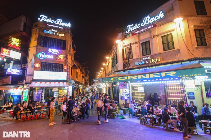 Hanoi restaurants overflow after evening curfew is lifted - 2