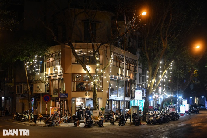 Hanoi restaurants overflow after evening curfew is lifted - 7