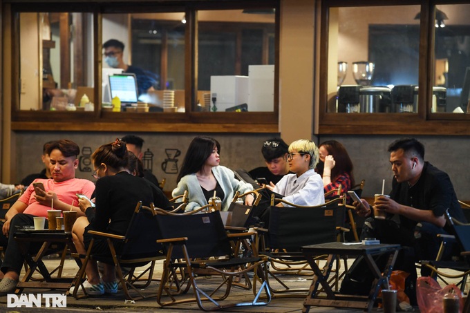 Hanoi restaurants overflow after evening curfew is lifted - 8