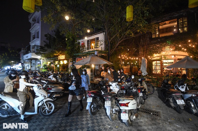 Hanoi restaurants overflow after evening curfew is lifted - 9