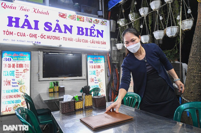 Hanoi restaurants overflow after evening curfew is lifted - 10