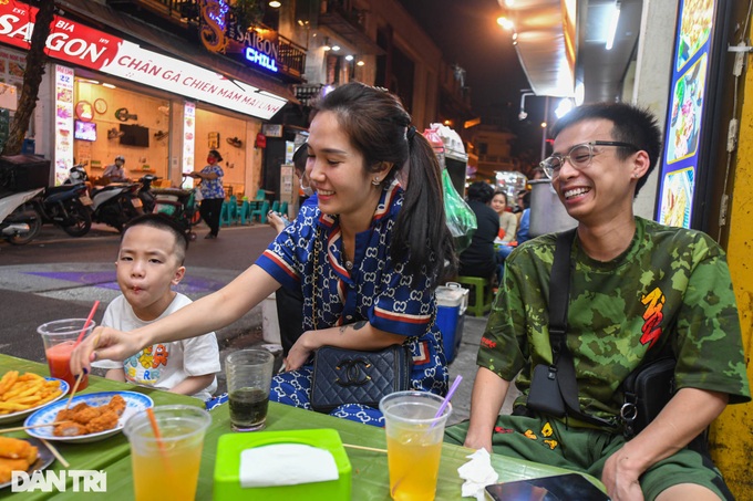 Hanoi restaurants overflow after evening curfew is lifted - 6