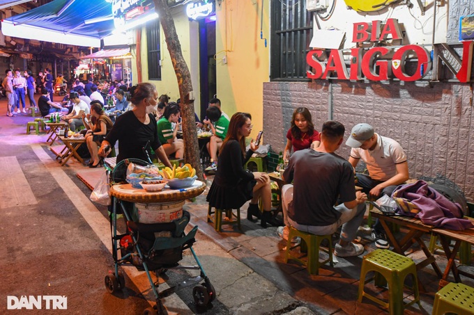 Hanoi restaurants overflow after evening curfew is lifted - 5