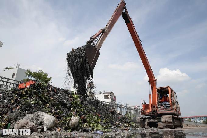 Tonnes of rubbish collected from HCM City canal - 1 Tonnes of rubbish collected from HCM City canal - 1