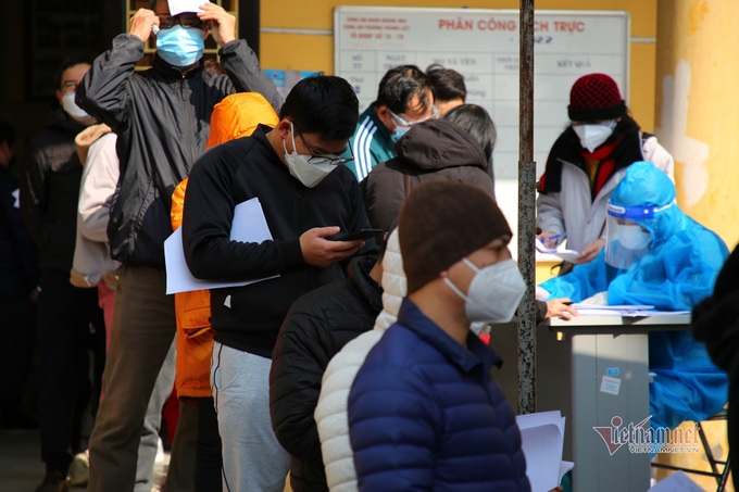 Hundreds of Covid-19 patients in Hanoi queue for certificate - 2