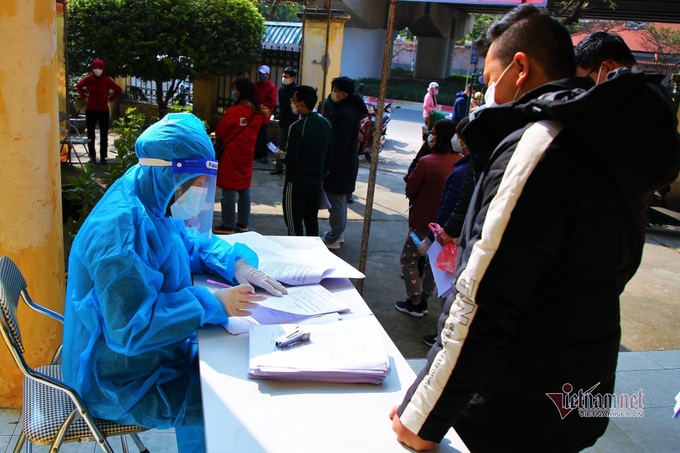 Hundreds of Covid-19 patients in Hanoi queue for certificate - 1