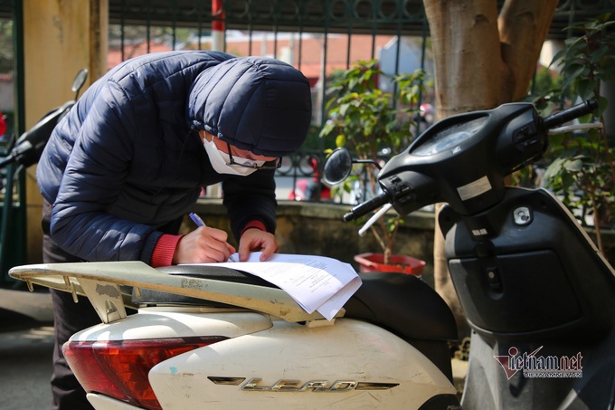 Hundreds of Covid-19 patients in Hanoi queue for certificate - 3