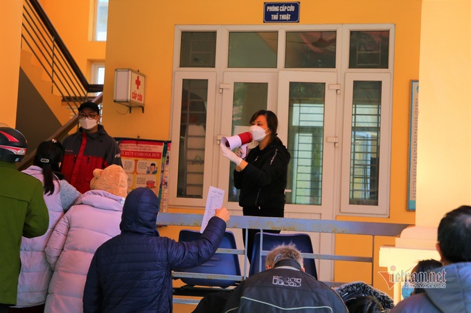 Hundreds of Covid-19 patients in Hanoi queue for certificate - 5