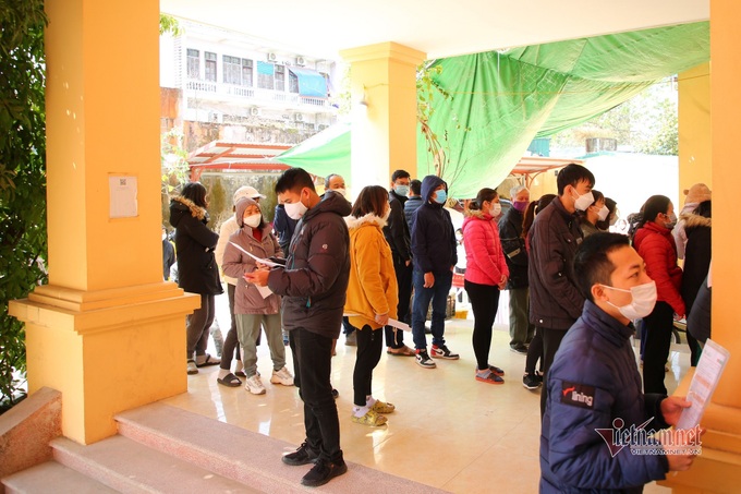 Hundreds of Covid-19 patients in Hanoi queue for certificate - 4