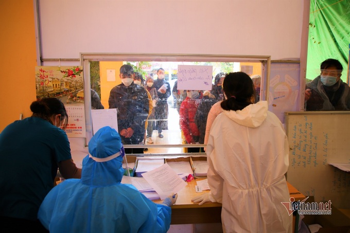 Hundreds of Covid-19 patients in Hanoi queue for certificate - 6