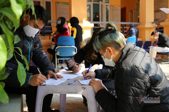 Hundreds of Covid-19 patients in Hanoi queue for certificate - 7