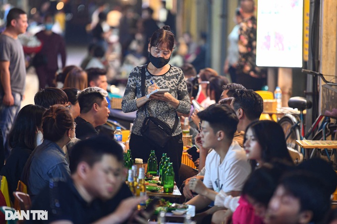 Hanoi restaurants overflow after evening curfew is lifted - 3
