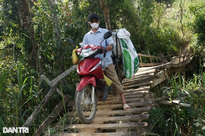 Poor villagers receive donations for new bridge in Nghe An - 2