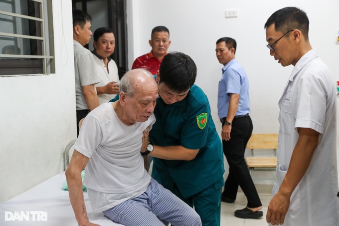 Storm-threatened Hanoi evacuates residents from deteriorating apartment block - 1