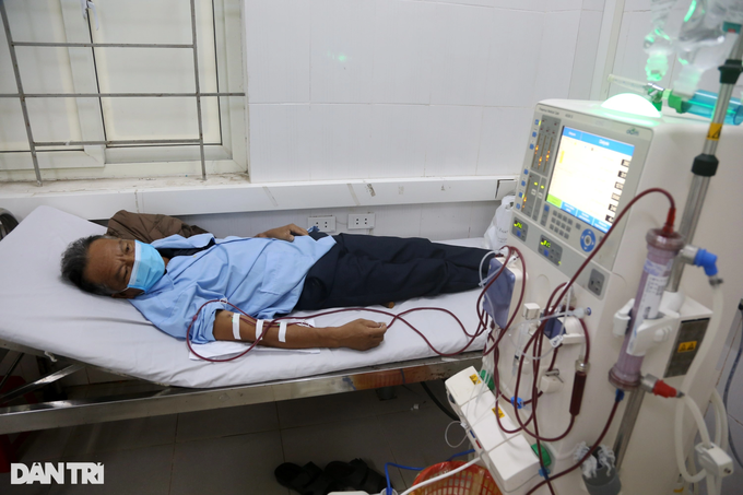 Poor woman in Ha Tinh aims to save ailing husband and son - 1