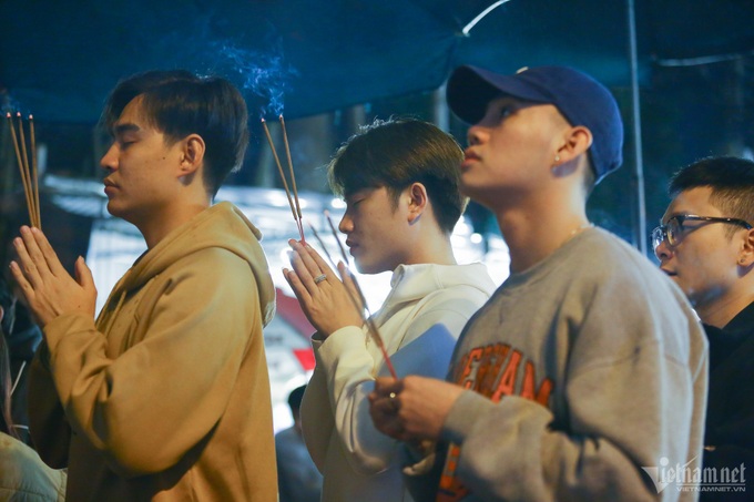 People rush to Tay Ho Temple for worshiping at midnight - 4 People rush to Tay Ho Temple for worshiping at midnight - 4