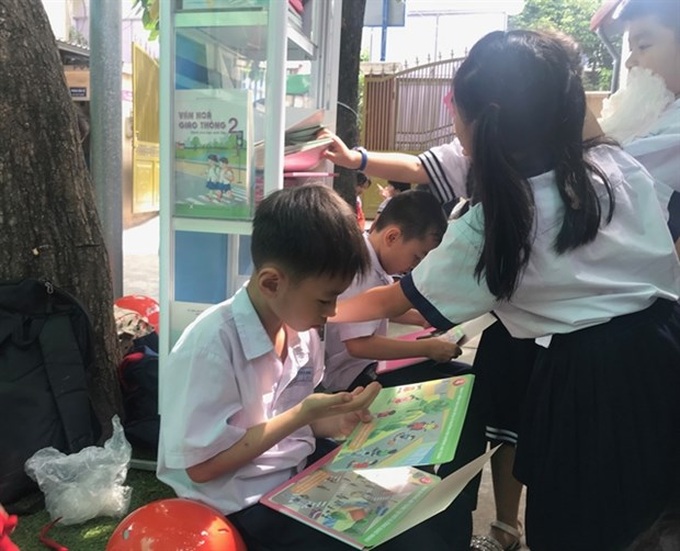 HCM City schools take libraries outdoors to encourage students to read - 1 HCM City schools take libraries outdoors to encourage students to read - 1