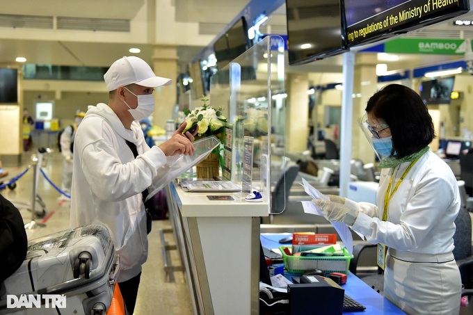 Tan Son Nhat airport busy after flight resumption - 5