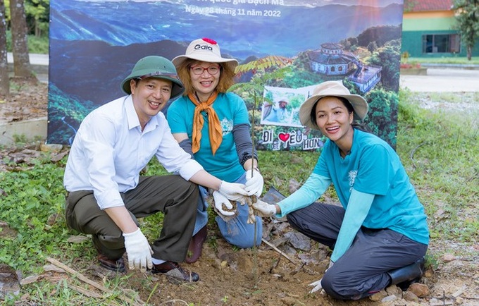 Miss Universe Vietnam plants trees in Thua Thien-Hue - 1