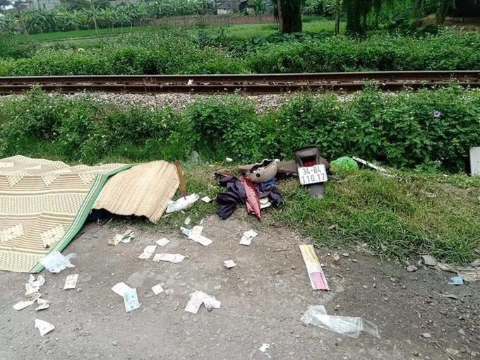 Train hits motorbike in Hai Duong, killing two - 1 Train hits motorbike in Hai Duong, killing two - 1