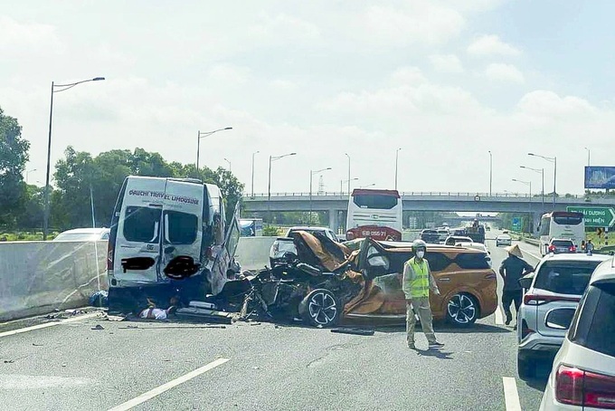Two killed, ten injured in expressway accident - 1 Two killed, ten injured in expressway accident - 1