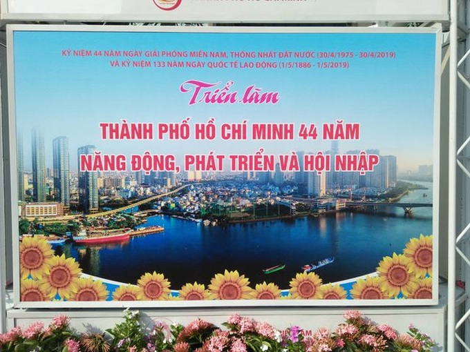HCM City displays photos to mark Reunification Day - 1