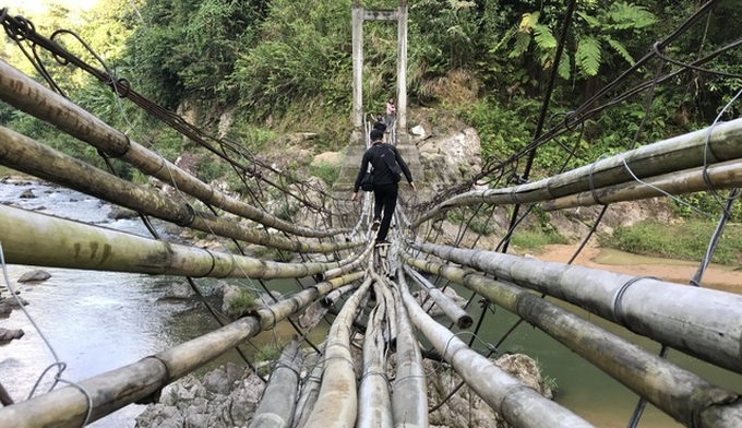 Quang Ngai teachers struggle to get mountainous children to go to school - 1