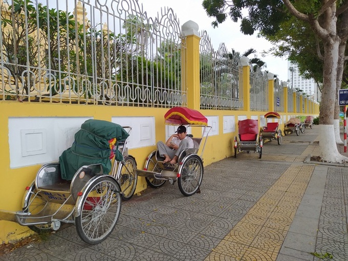 Danang cyclo drivers experience hard times due to Covid-19 outbreak - 1