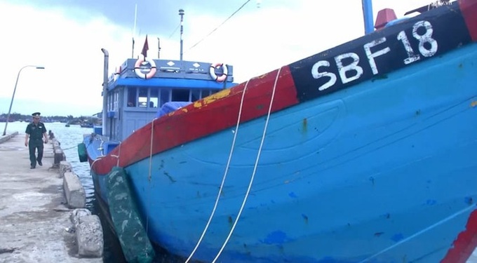 Fisherman in Quang Nam fined for illegal fishing - 1
