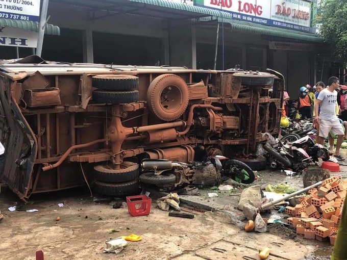 Five killed, eight injured in truck collision in Dak Nong - 1