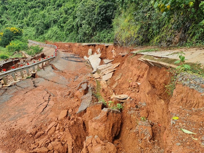 Road at UNESCO-recognised geopark face severe landslides - 1 Road at UNESCO-recognised geopark face severe landslides - 1