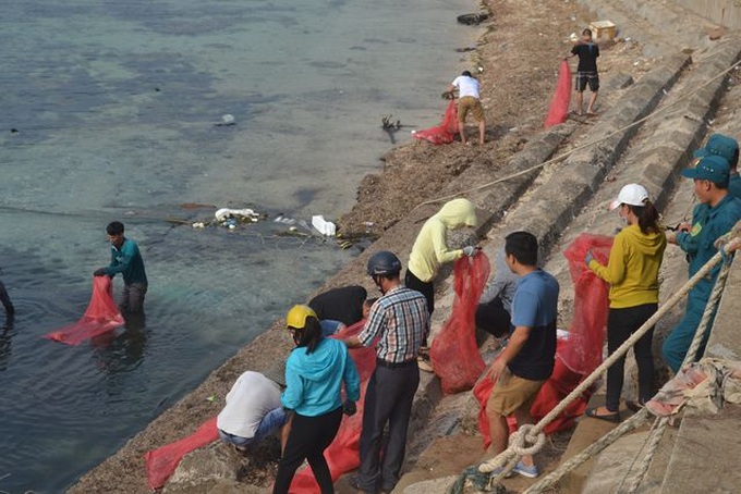 Hundreds of people gather litter on Ly Son Island - 2