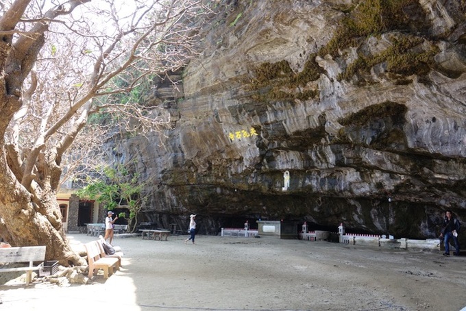 Cave pagoda on Ly Son Island attracts visitors - 2