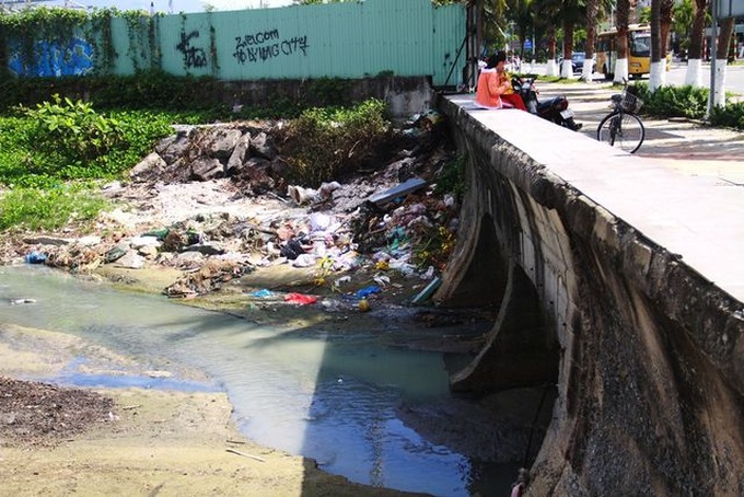 Danang beach turns black with pollution - 1 Danang beach turns black with pollution - 1