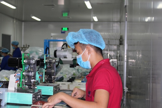 HCM City workers carry on despite Covid fears - 1
