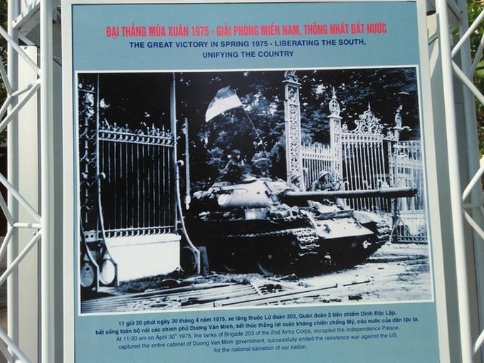 HCM City displays photos to mark Reunification Day - 2