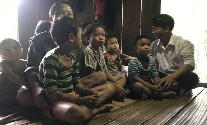 Quang Ngai teachers struggle to get mountainous children to go to school - 2